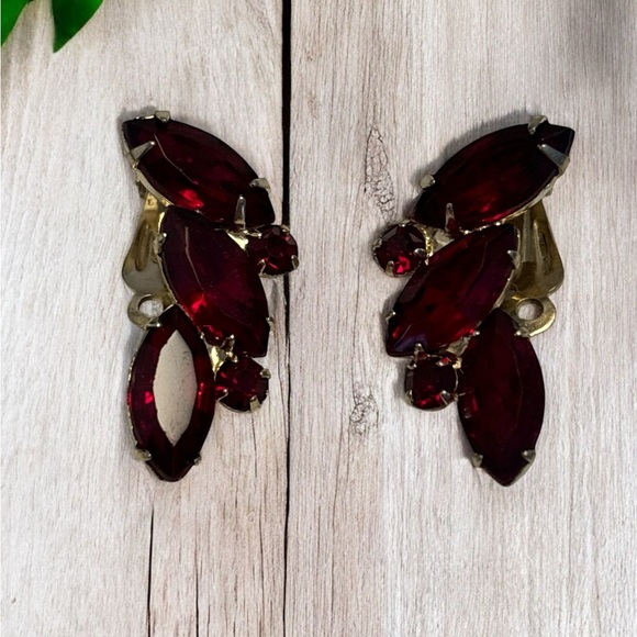 Vintage Garne Gold Tone Ruby Red Crystal Rhinestone Clip Earrings 1-1/4” - Picture 4 of 7